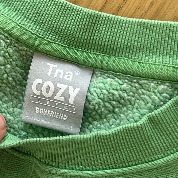 Green aritzia TNA boyfriend sweater size L - Picture 2 of 3